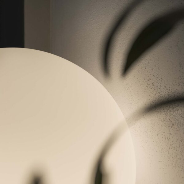 Lampe à poser Mapa sphère en verre opalin blanc par Ideal Lux – vue 2