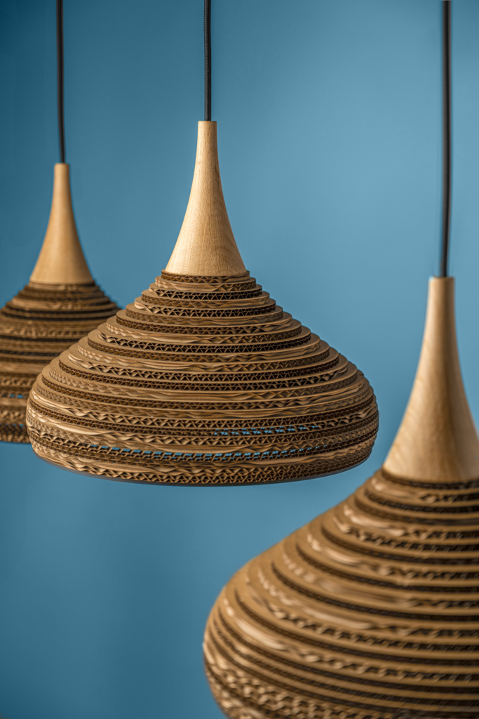 Luminaires Éco-Responsables Design Suspension CONE avec détail en bois, carton recyclé, design minimaliste et écologique