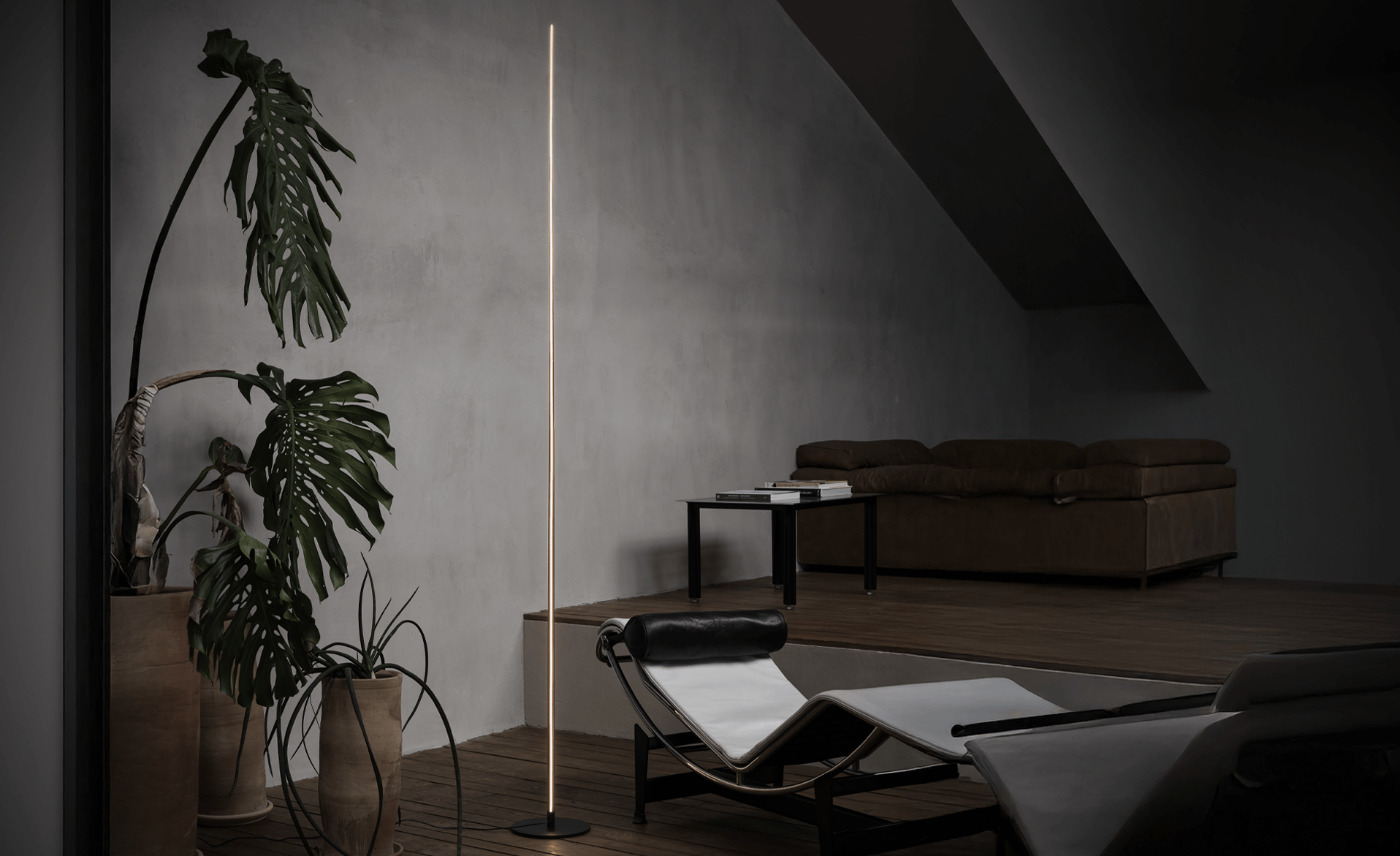 Lampe design Ideal Lux devant la chaise longue LC4 de Le Corbusier, style contemporain et architecture moderne