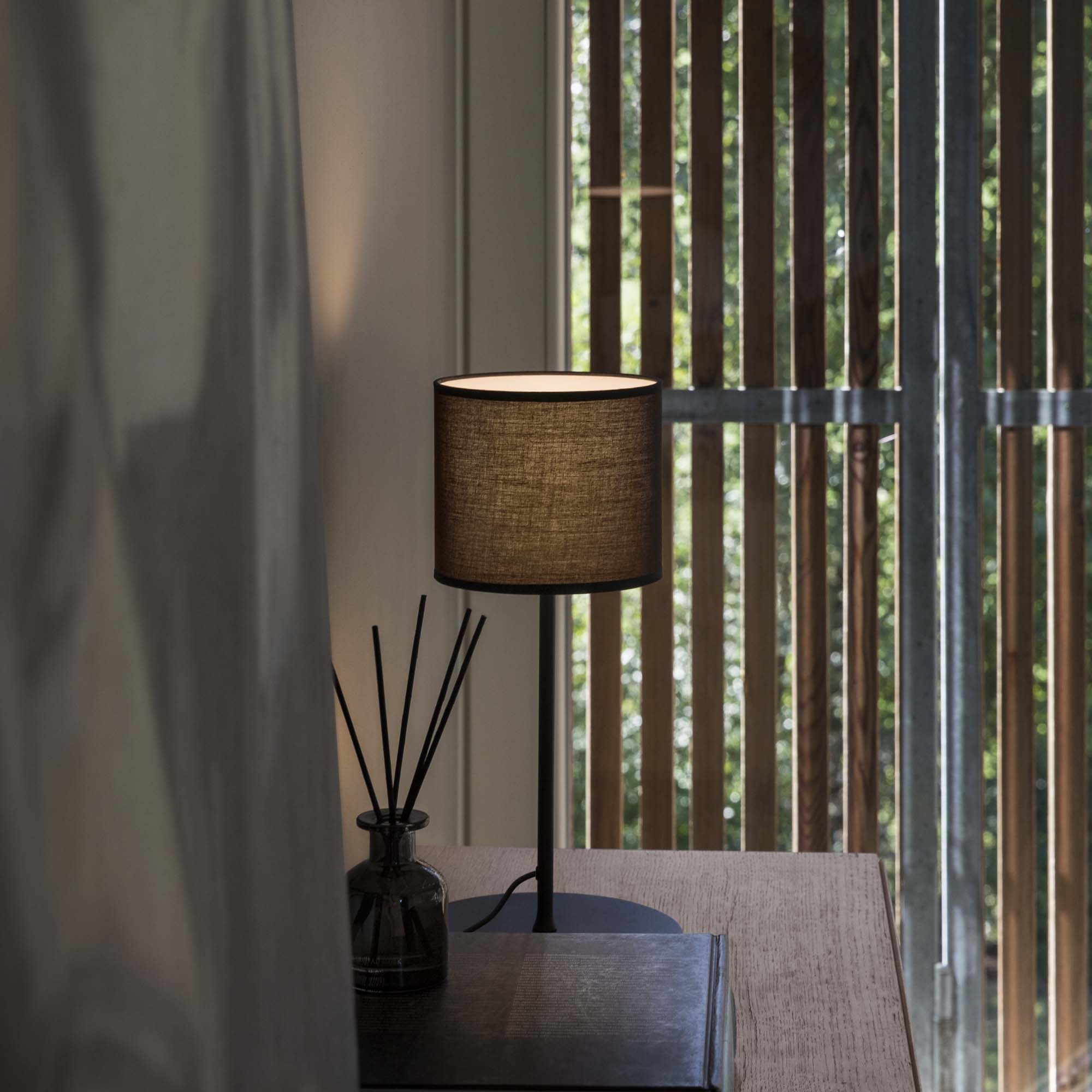 Lampe à poser Set Up avec prise USB et interrupteurs indépendants par Ideal Lux Lampe à poser Set Up avec prise USB et interrupteurs indépendants par Ideal Lux – Image 4