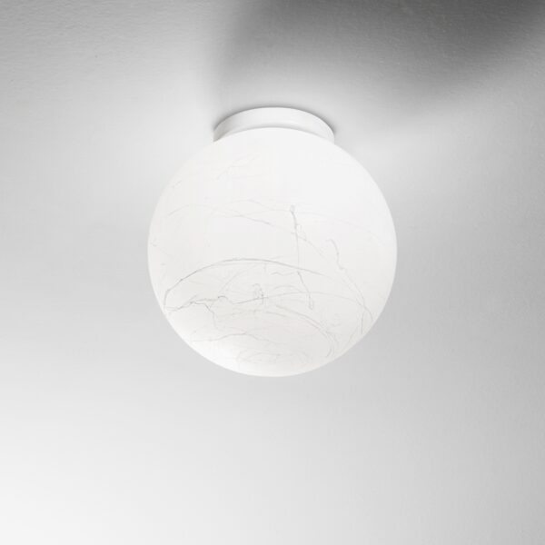 Plafonnier Carta globe lumineux effet papier marbré par Ideal Lux – vue 2