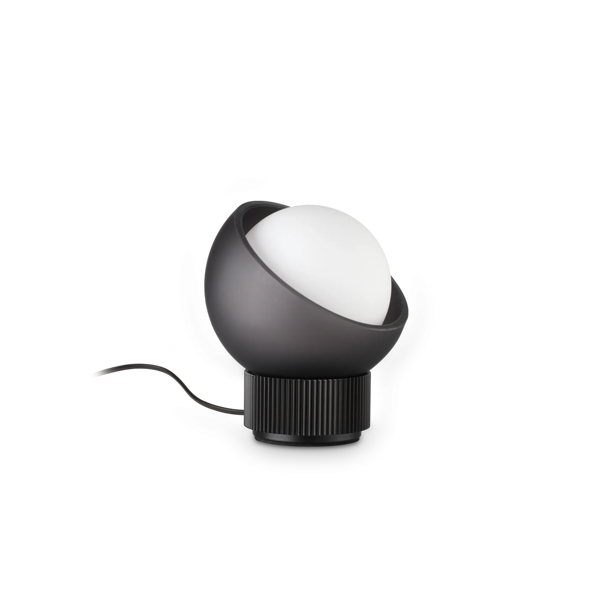 7 idées de luminaires design pour transformer l'ambiance de votre salon Lampe à poser Bloom design Globe Incliné par Ideal Lux