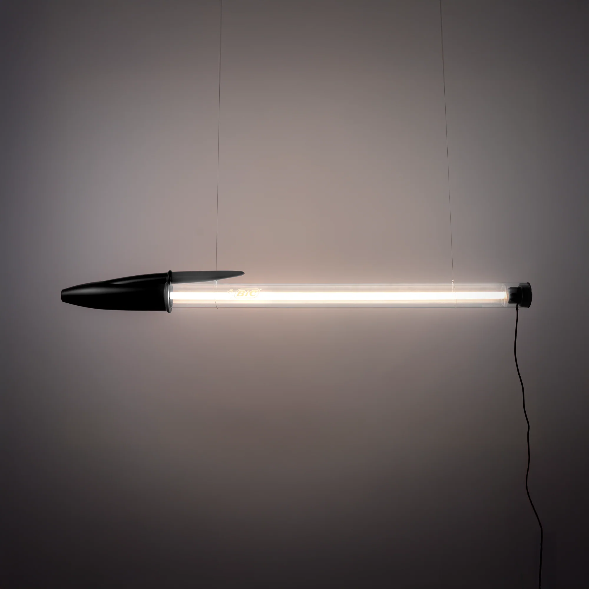 Lampe BIC – Seletti x BIC | Design Mario Paroli Suspension Bic de la marque Seletti sur fond noir