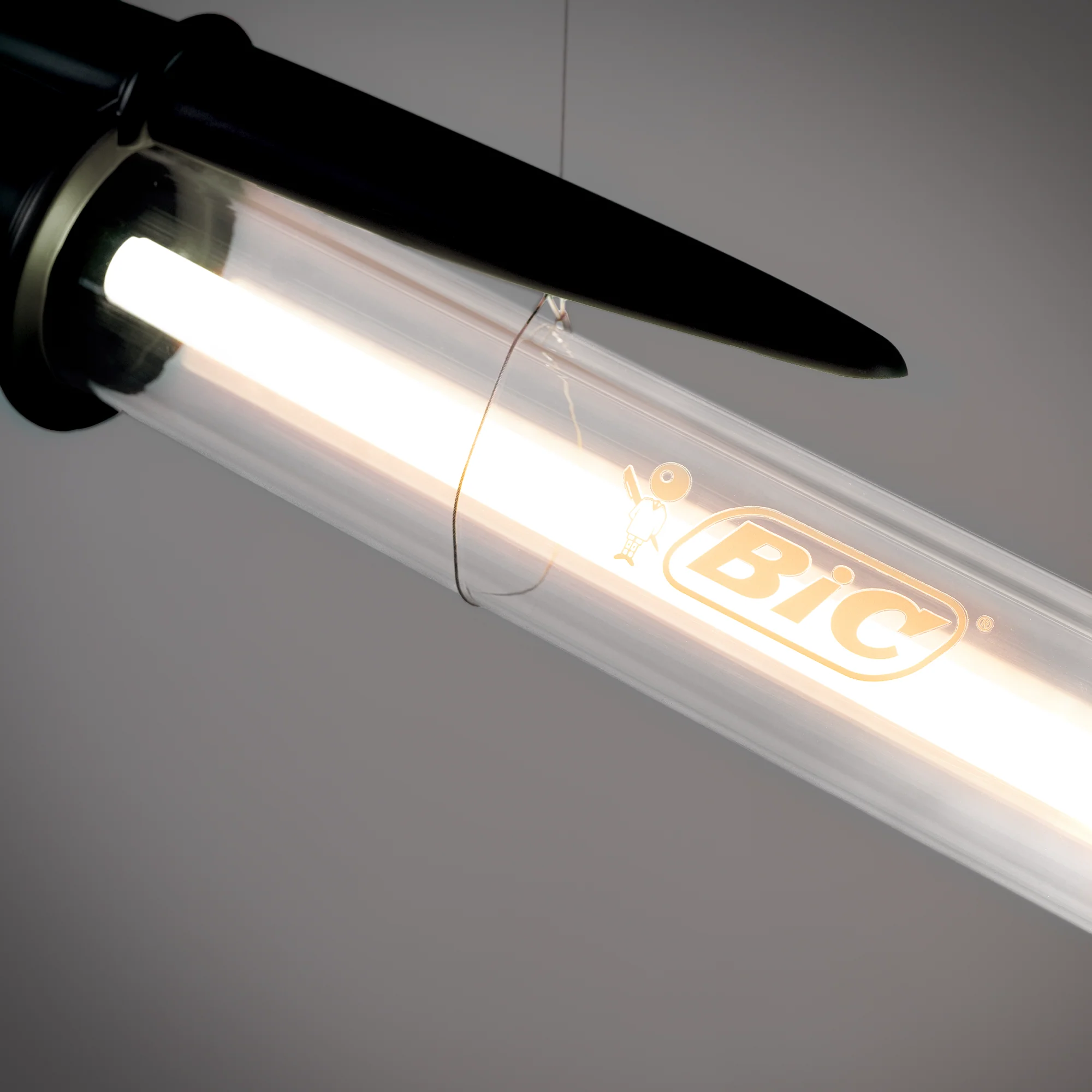 Lampe BIC – Seletti x BIC | Design Mario Paroli Zoom sur la lampe Bic noir seletti