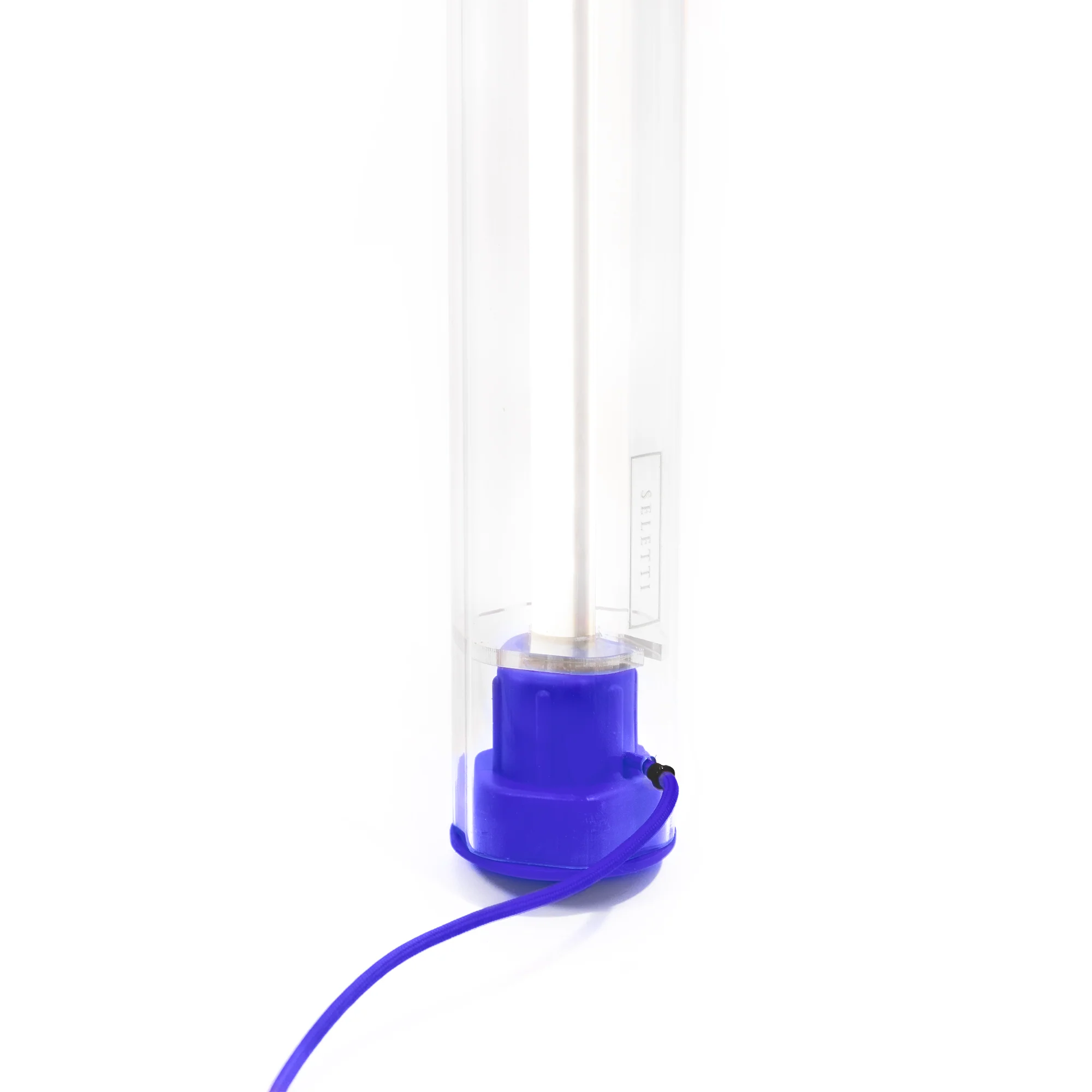 Lampe BIC – Seletti x BIC | Design Mario Paroli Zoom sur le pied du lampadaire Bic bleu de la marque Seletti