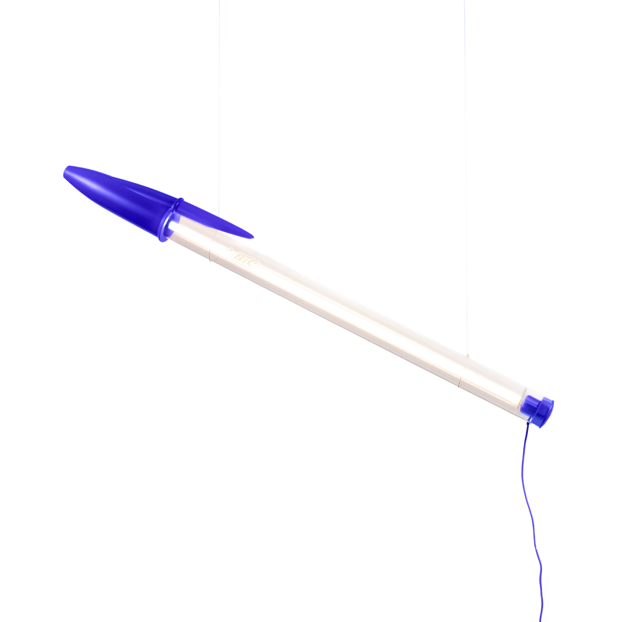 Lampe BIC – Seletti x BIC | Design Mario Paroli La suspension Bic de la marque Seletti sur fond blanc