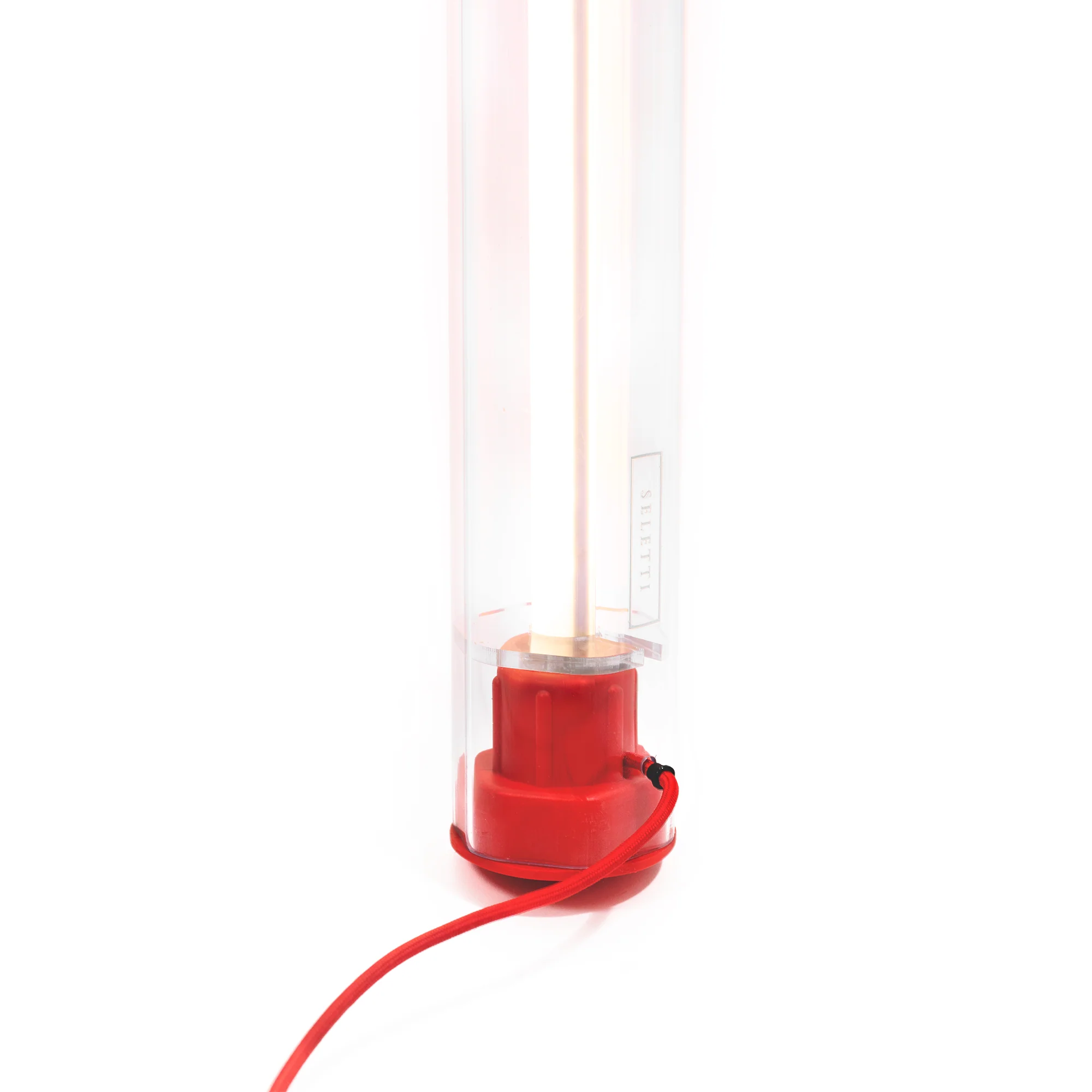 Lampe BIC – Seletti x BIC | Design Mario Paroli Zoom sur le pied du lampadaire Bic rouge de la marque Seletti