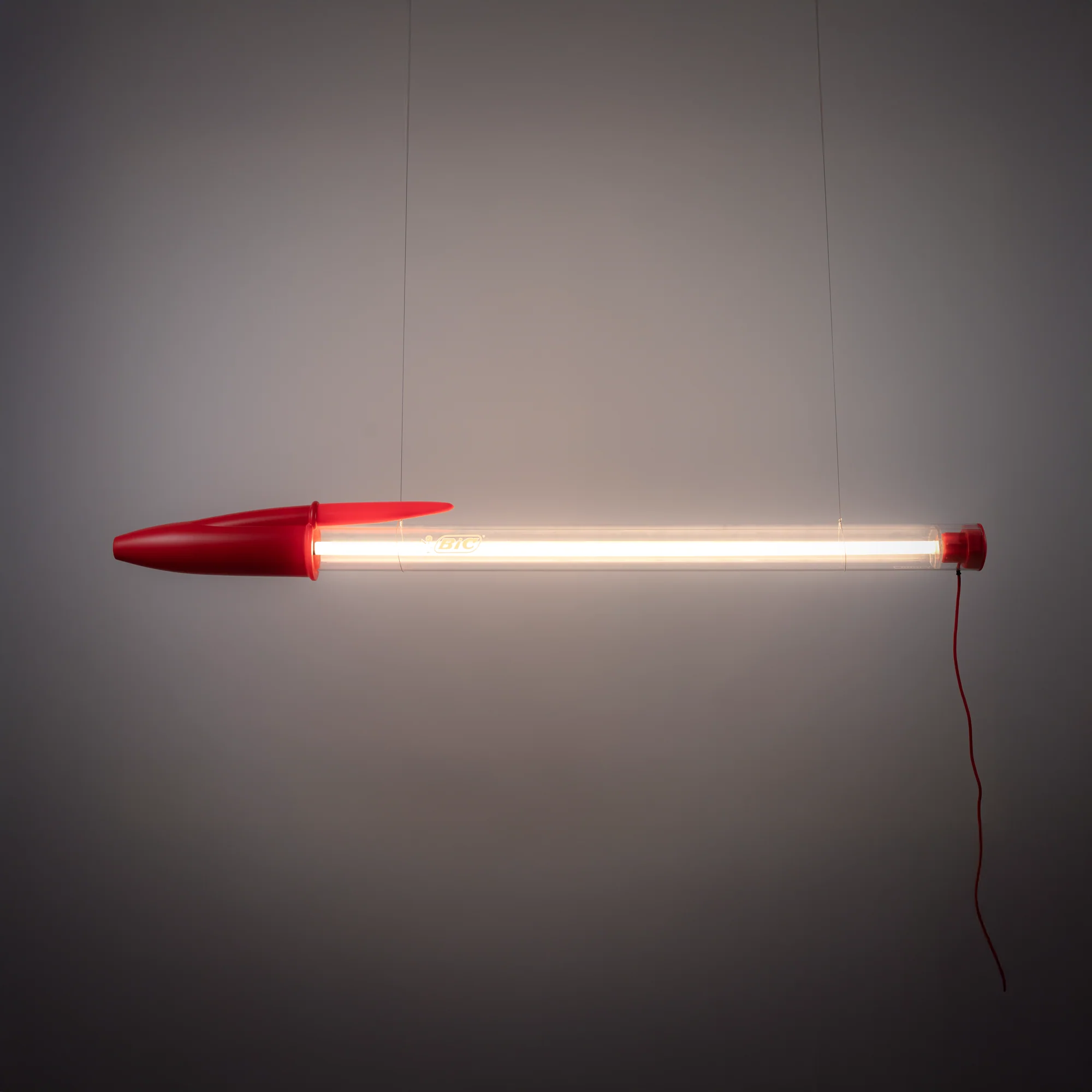 Lampe BIC – Seletti x BIC | Design Mario Paroli Suspension de la marque seletti modèle bic sur fond noir