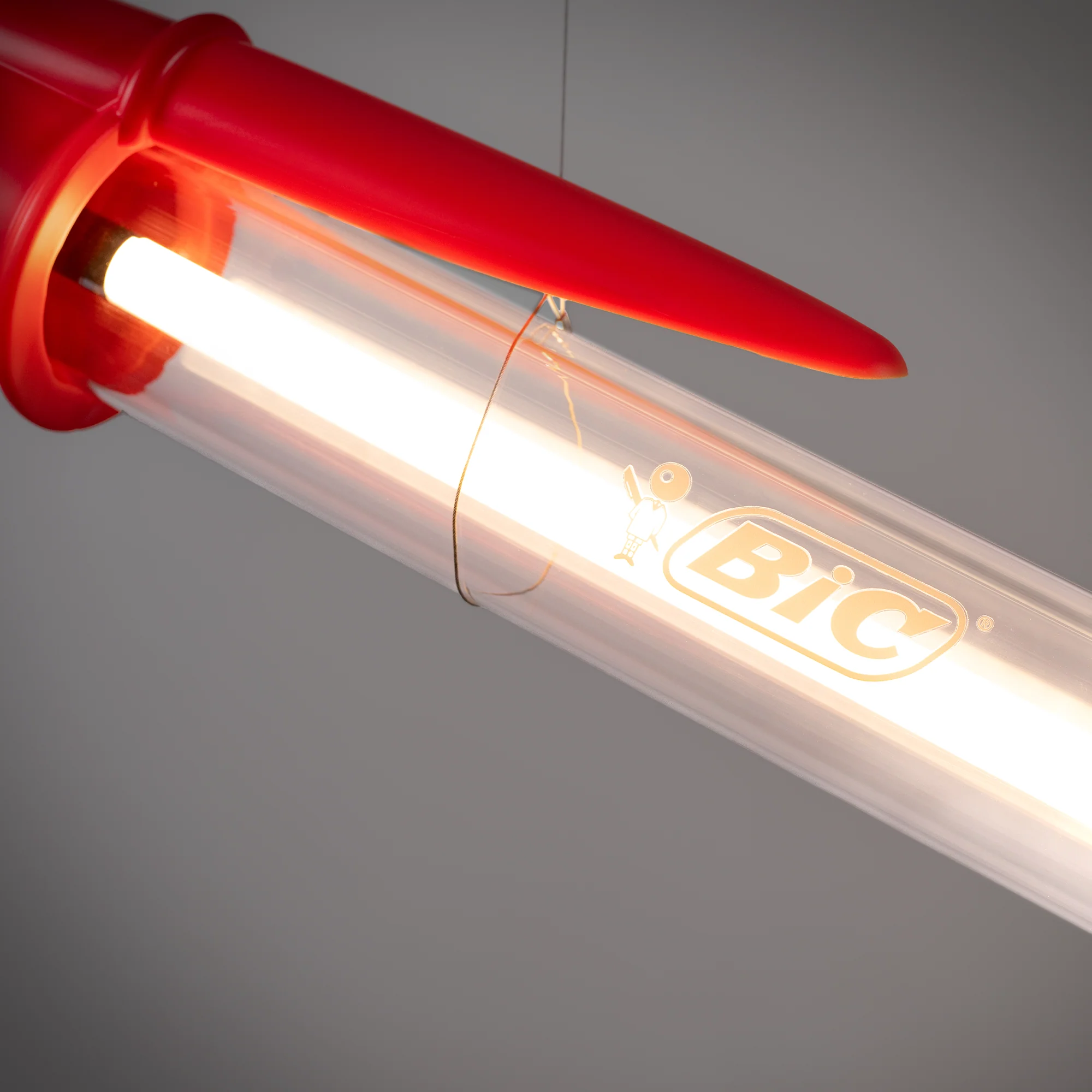 Lampe BIC – Seletti x BIC | Design Mario Paroli Zoom sur la lampe Bic rouge seletti