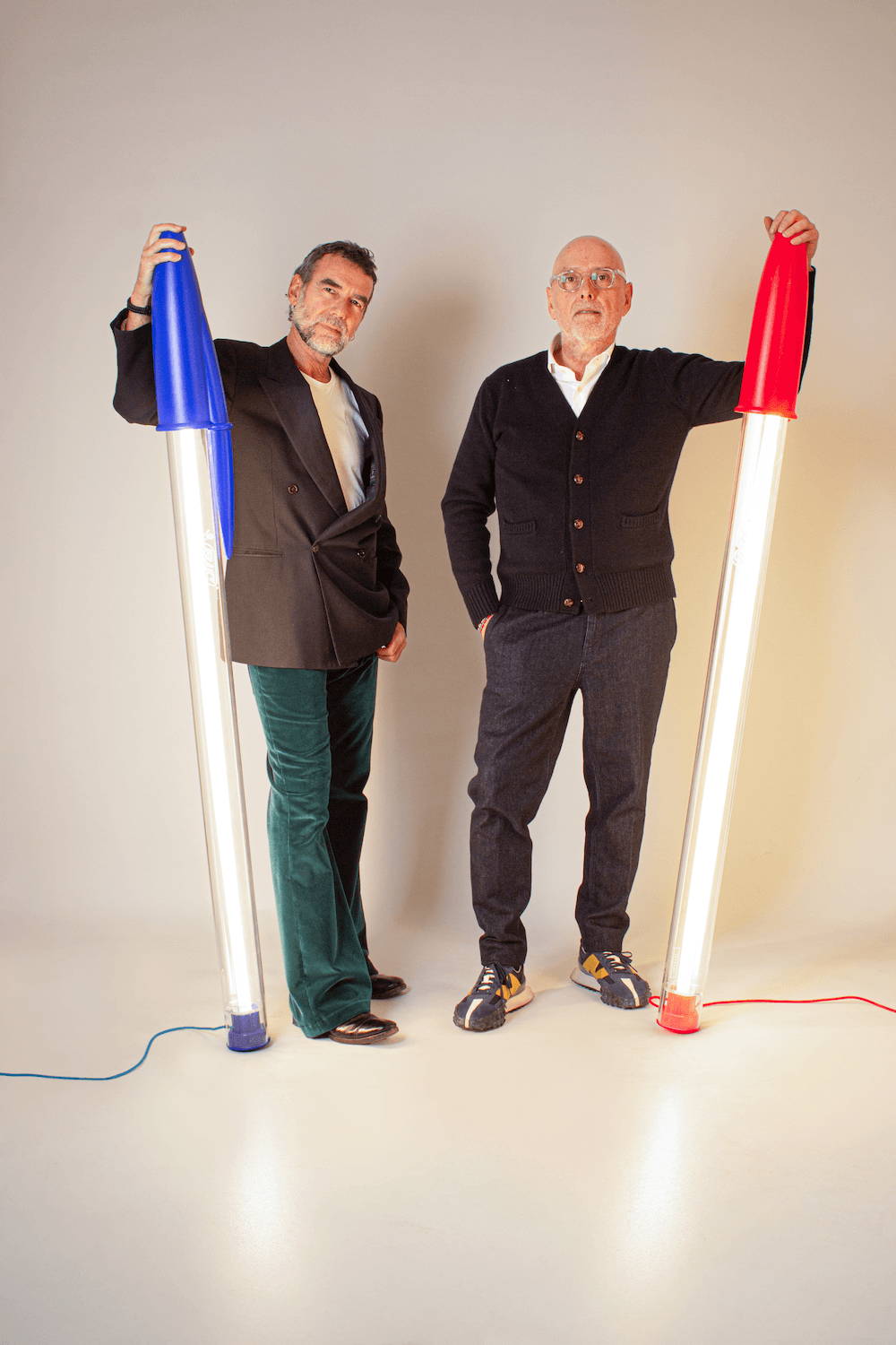 Lampe BIC – Seletti x BIC | Design Mario Paroli Stefano Seletti et Mario Paroli, créateur de la lampe Bic Seletti, posant avec deux lampes géantes design rouge et bleue