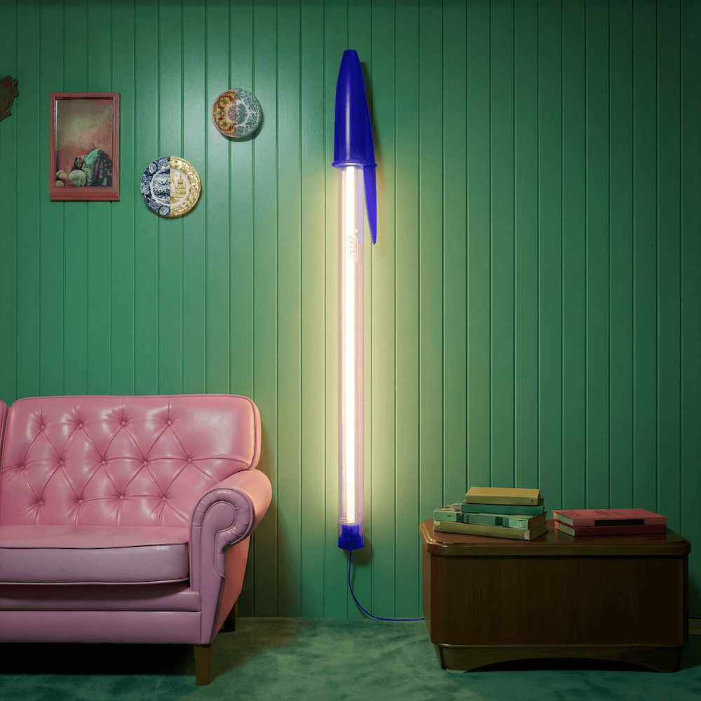 Lampe BIC – Seletti x BIC | Design Mario Paroli Lampe Bic Seletti par Mario Paroli dand un salon vintage