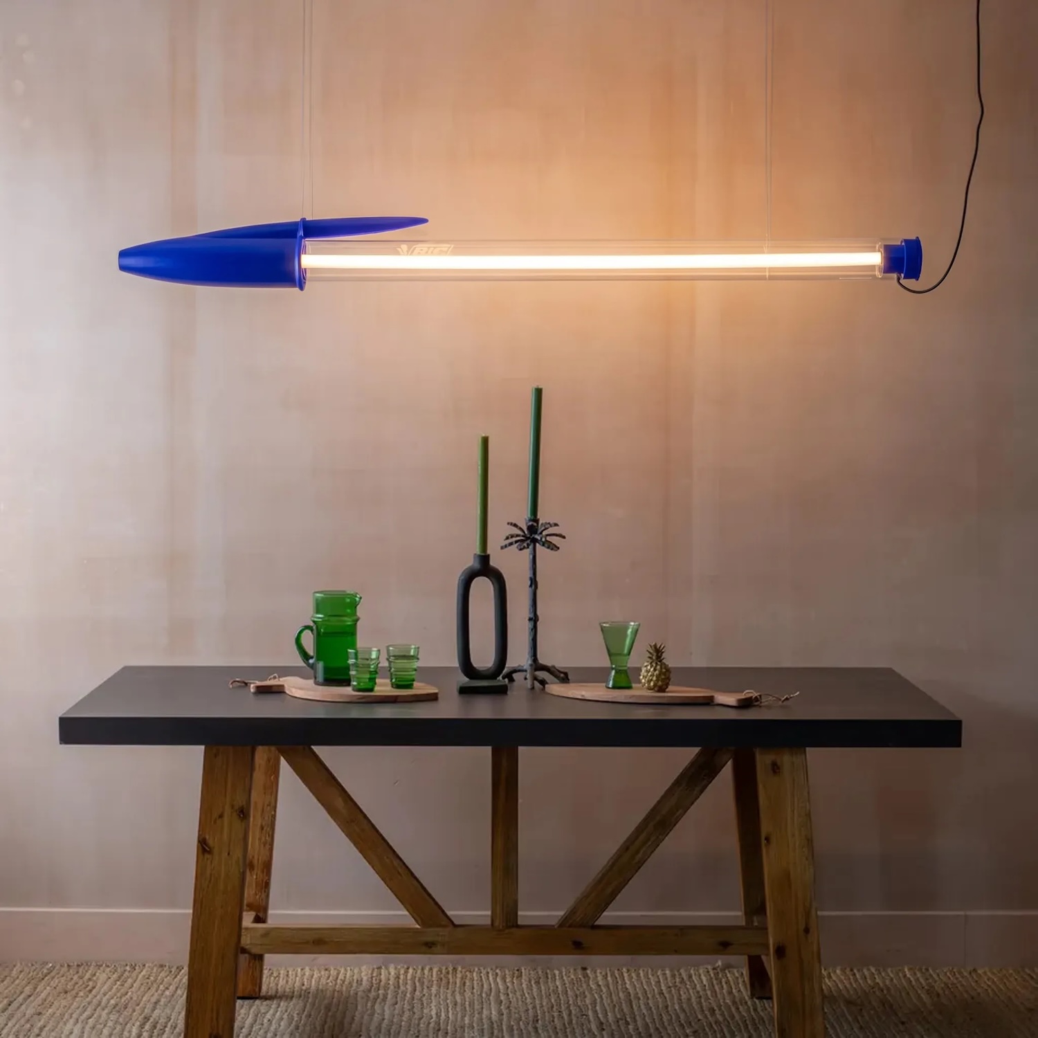 Lampe BIC – Seletti x BIC | Design Mario Paroli Lampe BIC suspendu au dessus d'une table