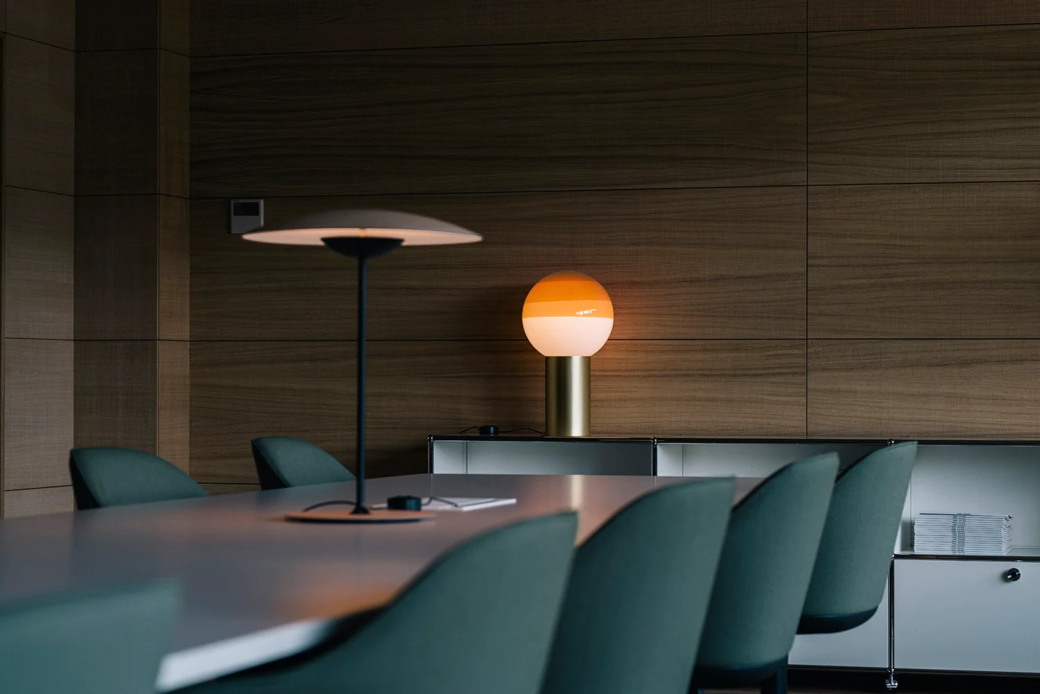 Lampe Marset installée dans un salon moderne, Otoko accompagne architectes et particuliers dans leurs projets d’éclairage design