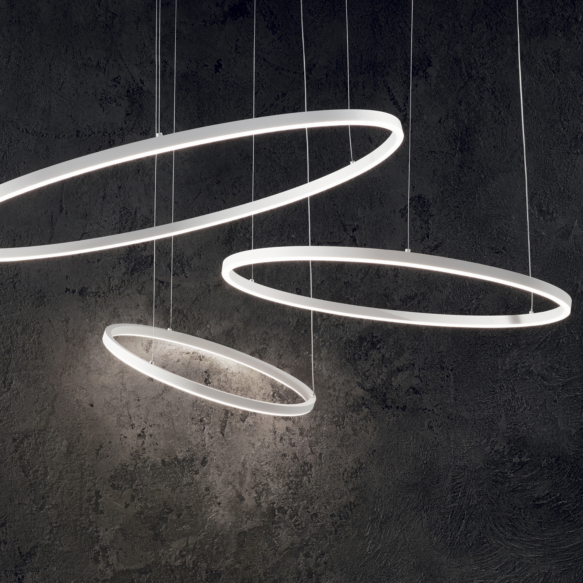 Suspension Oracle Slim LED Anneau Fin en Aluminium par Ideal Lux Suspension Oracle Slim LED Anneau Fin en Aluminium par Ideal Lux – Image 4