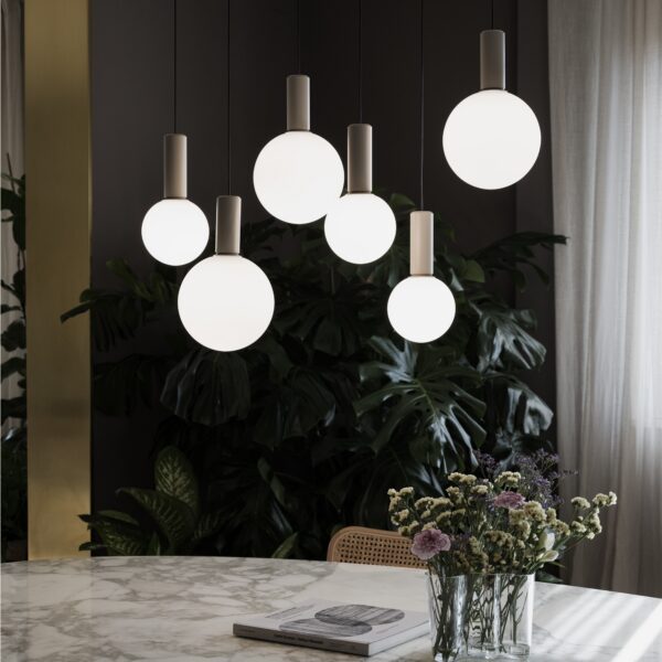 Suspension Odeon Linéaire 3 Lumières en Verre Opalin et Métal par Ideal Lux – vue 2