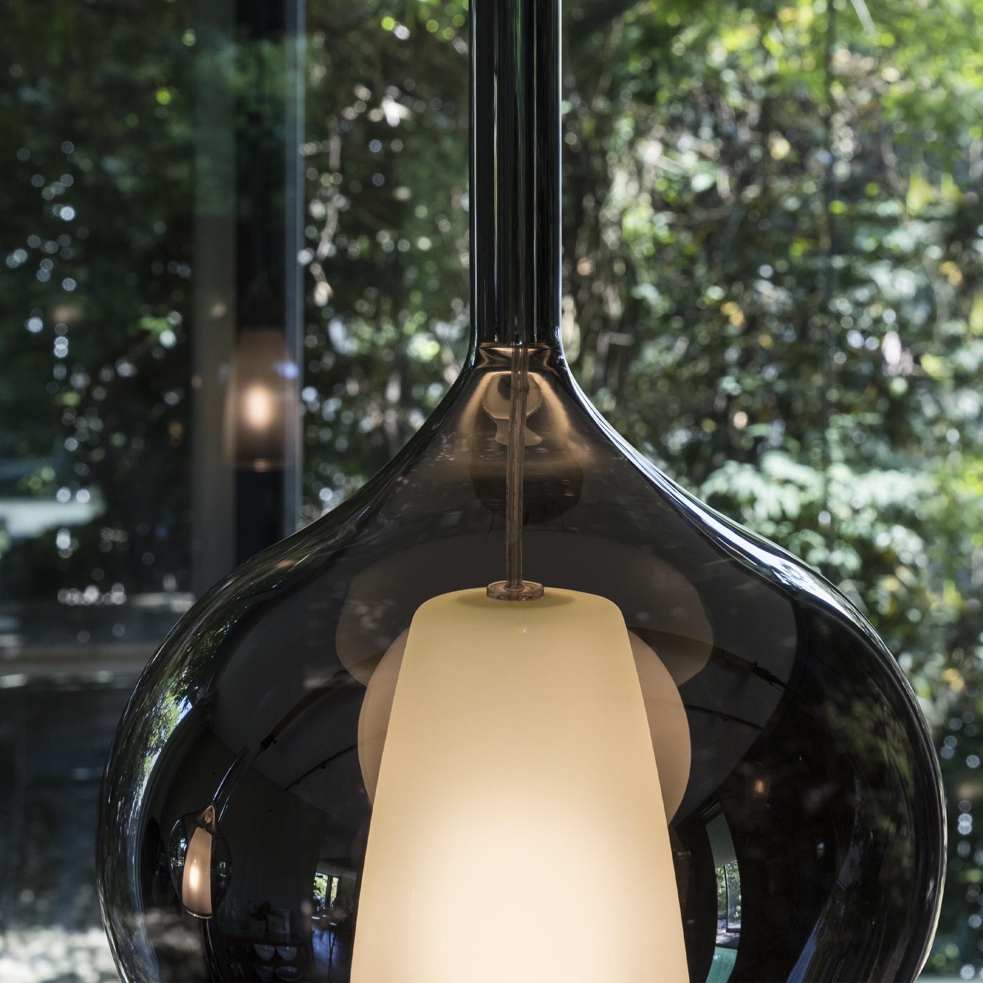 Suspension Kalique ovale en verre borosilicate double soufflé par Ideal Lux Suspension Kalique ovale en verre borosilicate double soufflé par Ideal Lux – Image 4