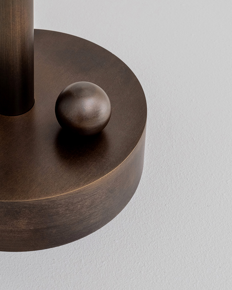 Lampe à poser Vesta à structure cannelée avec diffuseurs aux extrémités par Schwung Lampe à poser Vesta à structure cannelée avec diffuseurs aux extrémités par Schwung – Image 5