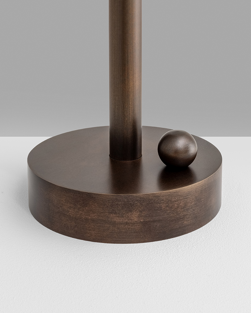 Lampe à poser Vesta à structure cannelée avec diffuseurs aux extrémités par Schwung Lampe à poser Vesta à structure cannelée avec diffuseurs aux extrémités par Schwung – Image 6