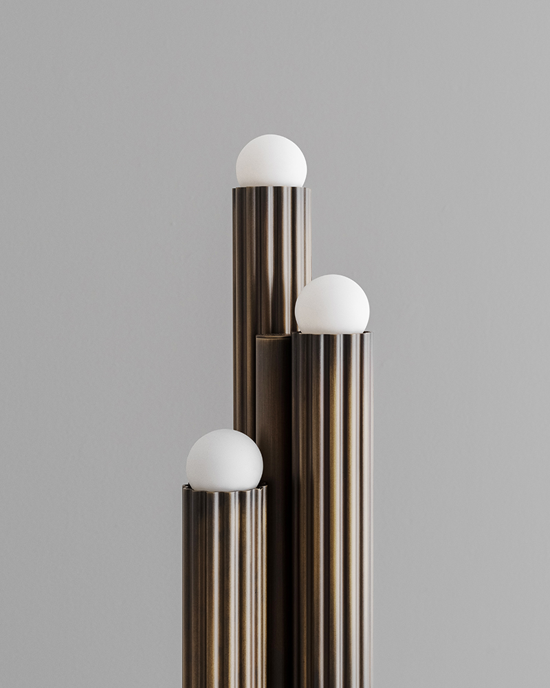 Lampe à poser Vesta à structure cannelée avec diffuseurs aux extrémités par Schwung Lampe à poser Vesta à structure cannelée avec diffuseurs aux extrémités par Schwung – Image 4