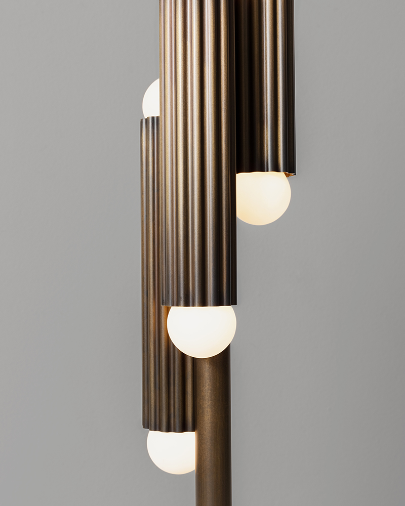 Lampe à poser Vesta à structure cannelée avec diffuseurs aux extrémités par Schwung Lampe à poser Vesta à structure cannelée avec diffuseurs aux extrémités par Schwung – Image 3