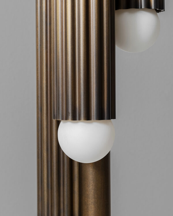 Lampe à poser Vesta à structure cannelée avec diffuseurs aux extrémités par Schwung – vue 2