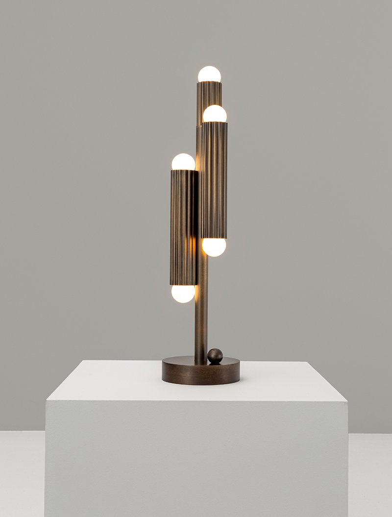 Lampe à poser Vesta à structure cannelée avec diffuseurs aux extrémités par Schwung Lampe à poser Vesta à structure cannelée avec diffuseurs aux extrémités par Schwung – Image 7