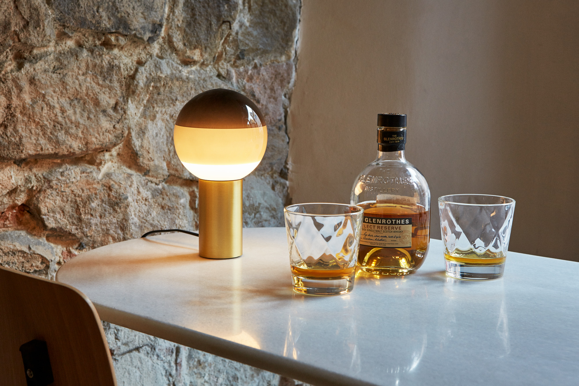 Lampe Dipping light de Jordi Canudas, luminaire de designer connu pour intérieur luxe