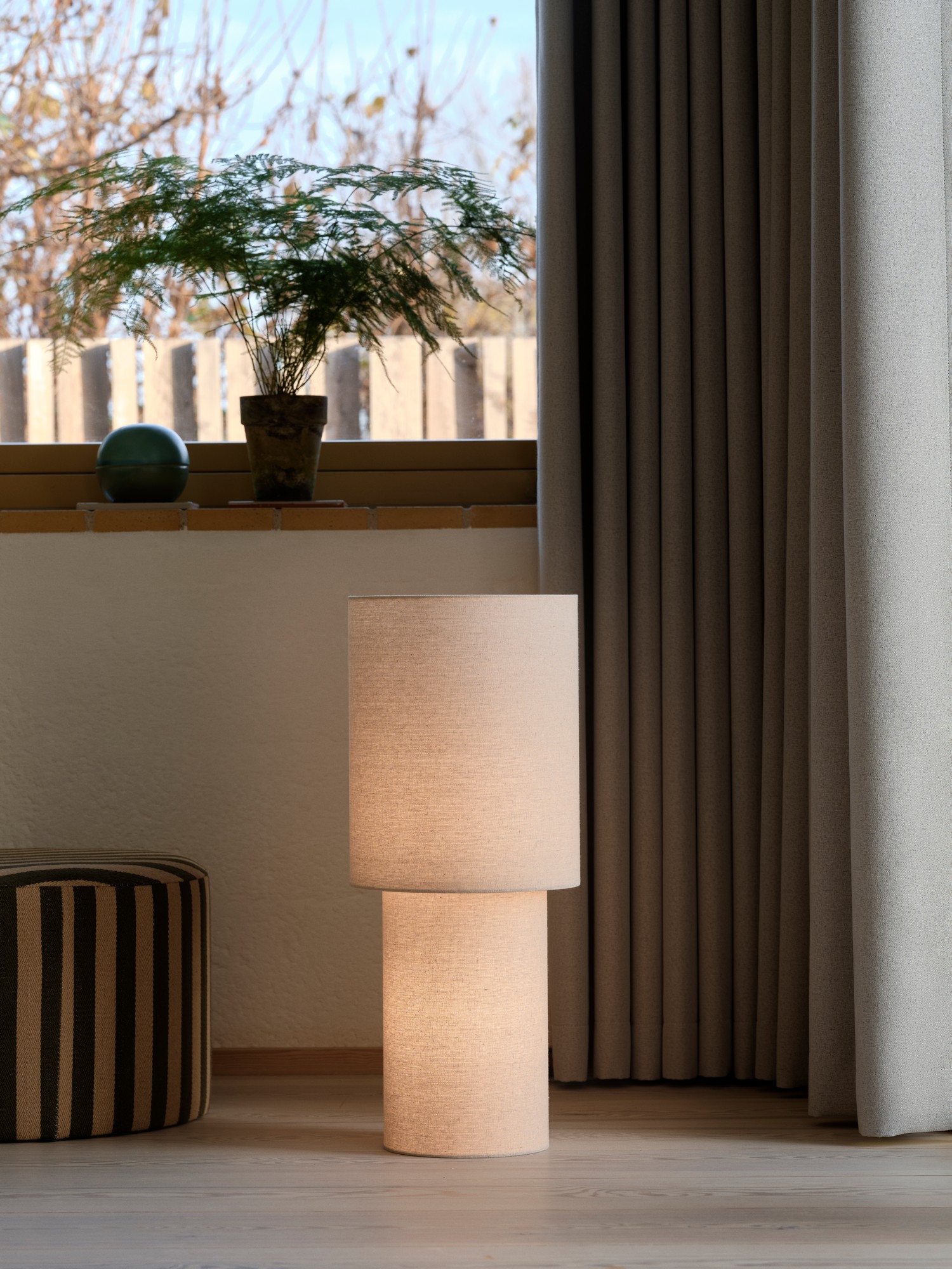 Lampadaire Izara cylindrique en lin au design contemporain par Nordlux Lampadaire Izara cylindrique en lin au design contemporain par Nordlux – Image 4