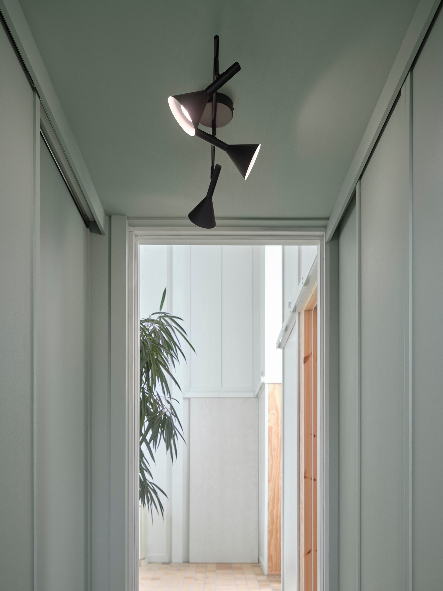 Plafonnier Kelvis à triple abat-jour conique orientable par Nordlux Plafonnier Kelvis à triple abat-jour conique orientable par Nordlux – Image 4