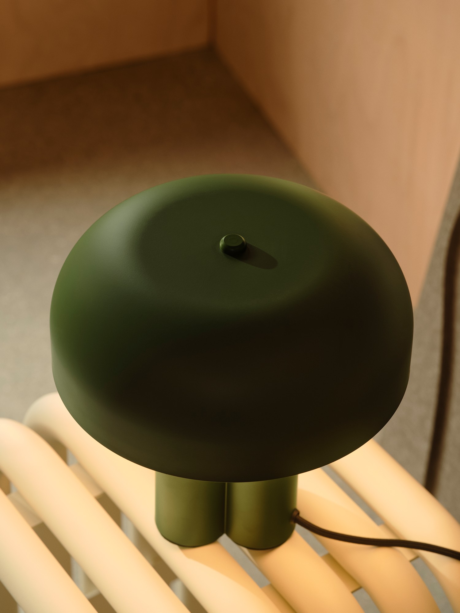 Lampe à poser Sandro avec abat-jour dôme au design scandinave par Nordlux Lampe à poser Sandro avec abat-jour dôme au design scandinave par Nordlux – Image 3
