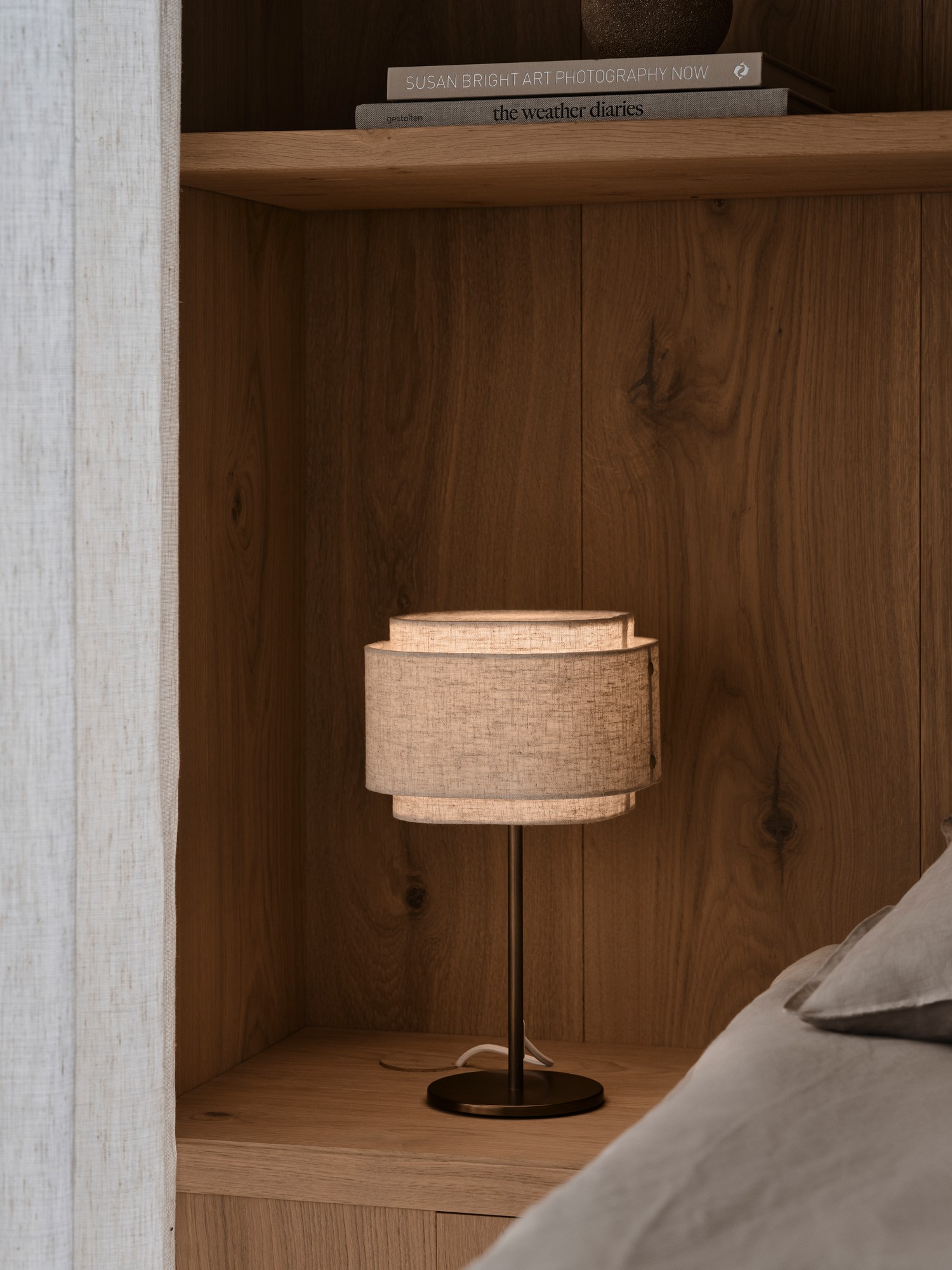 Lampe à poser Takai en lin et base en laiton bruni au design contemporain par Design For The People Lampe à poser Takai en lin et base en laiton bruni au design contemporain par Design For The People – Image 4