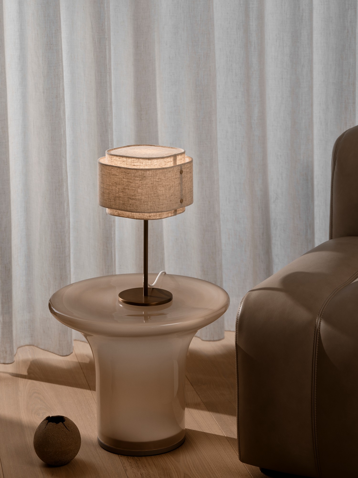 Lampe à poser Takai en lin et base en laiton bruni au design contemporain par Design For The People Lampe à poser Takai en lin et base en laiton bruni au design contemporain par Design For The People – Image 6