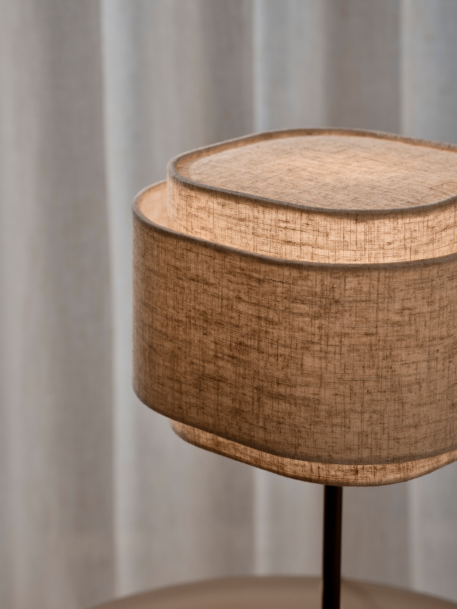 Lampe à poser Takai en lin et base en laiton bruni au design contemporain par Design For The People Lampe à poser Takai en lin et base en laiton bruni au design contemporain par Design For The People – Image 5