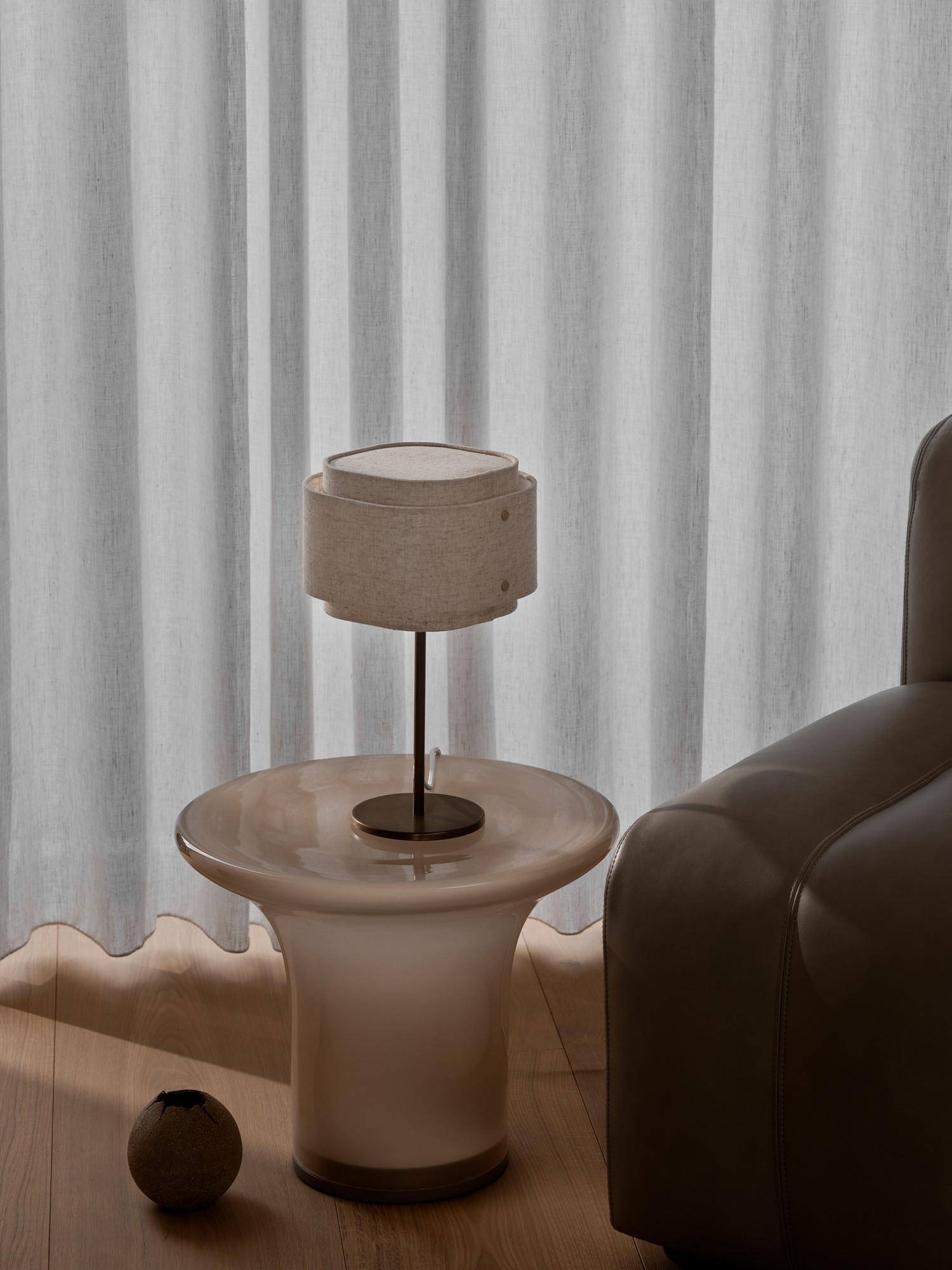 Lampe à poser Takai en lin et base en laiton bruni au design contemporain par Design For The People Lampe à poser Takai en lin et base en laiton bruni au design contemporain par Design For The People – Image 7