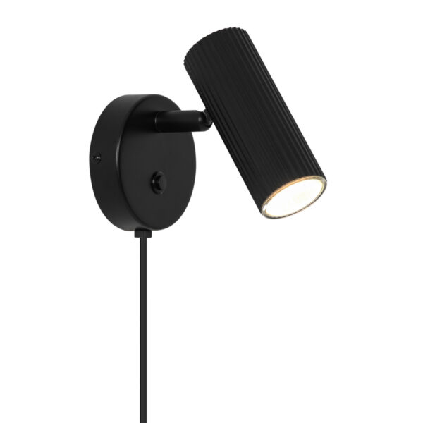 Applique murale Vico avec spot strié orientable et port USB-C par Nordlux