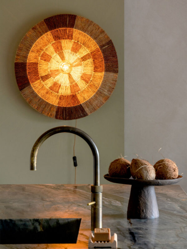 Luminaire bambou : suspensions et lampes en bambou naturel Applique murale ronde Serengeti en bambou tressé bicolore, disponible en diamètres 45cm et 60cm, style bohème chic