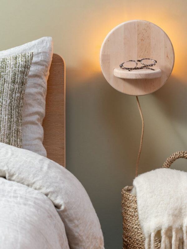 Applique murale design en bois d'aulne avec tablette de rangement, lumière indirecte tamisée.