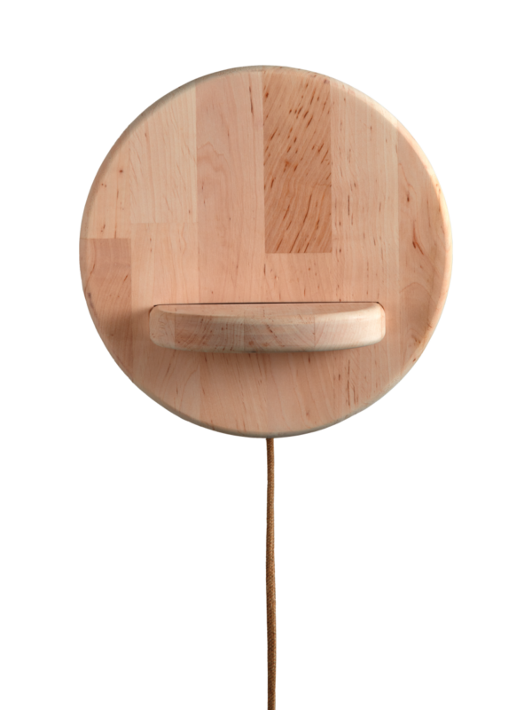 Applique murale design en bois d'aulne avec tablette de rangement, lumière indirecte tamisée.