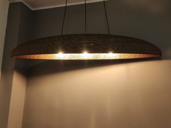 Lampe papier et carton : suspensions et luminaires Suspension Tablo en carton recyclé installée au-dessus d'une grande table en bois.