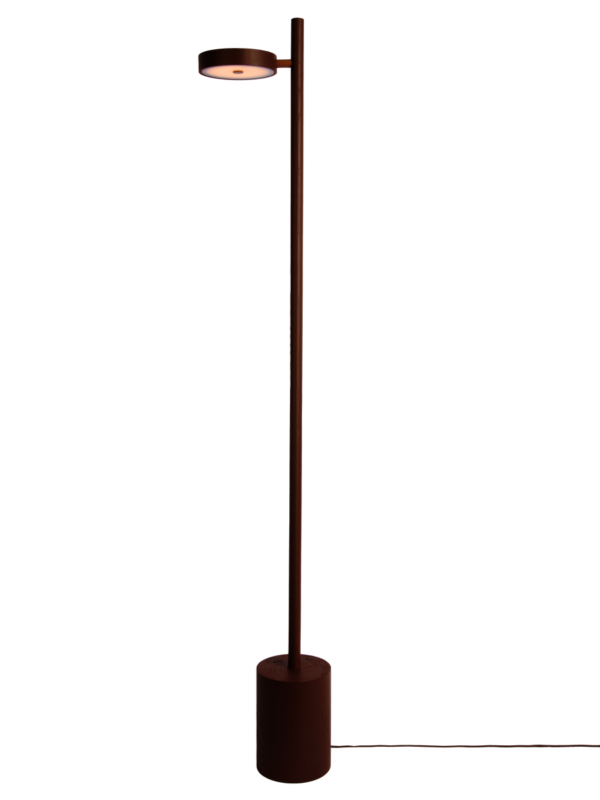 Grand lampadaire colonne en bois de frêne massif, design à baguettes verticales.