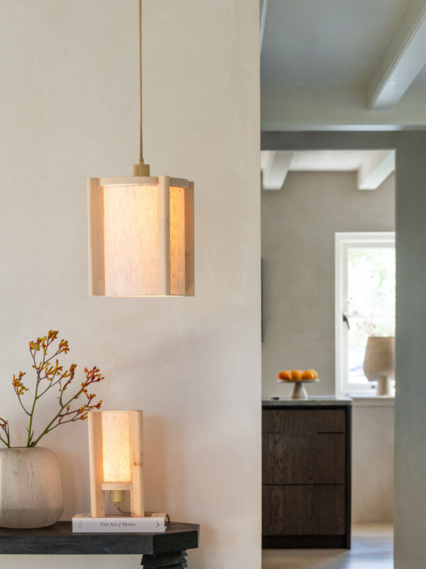 Suspension en bois d'aulne naturel et abat-jour en lin, style minimaliste et durable.