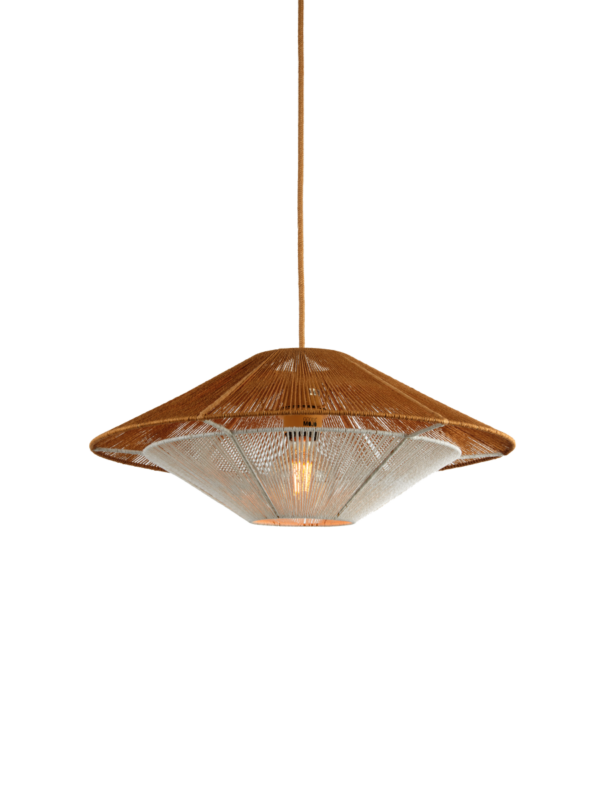 Luminaire bambou : suspensions et lampes en bambou naturel Suspension plate en bambou tressé bicolore blanc et naturel, design zen et scandinave, collection Lumbini sur fond blanc