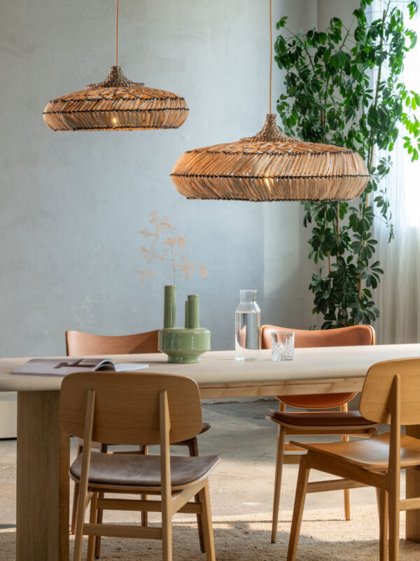 Luminaire rotin et osier : appliques, lampes et suspensions Suspension ronde en fibre de jute tressée main collection Rinjani, disponible en petit, moyen et grand format.