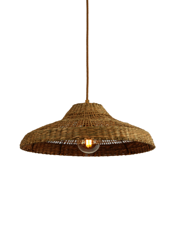 Luminaire rotin et osier : appliques, lampes et suspensions Petite suspension en fibre de jute naturelle avec bords en forme de vagues, collection Santorini sur fond blanc.