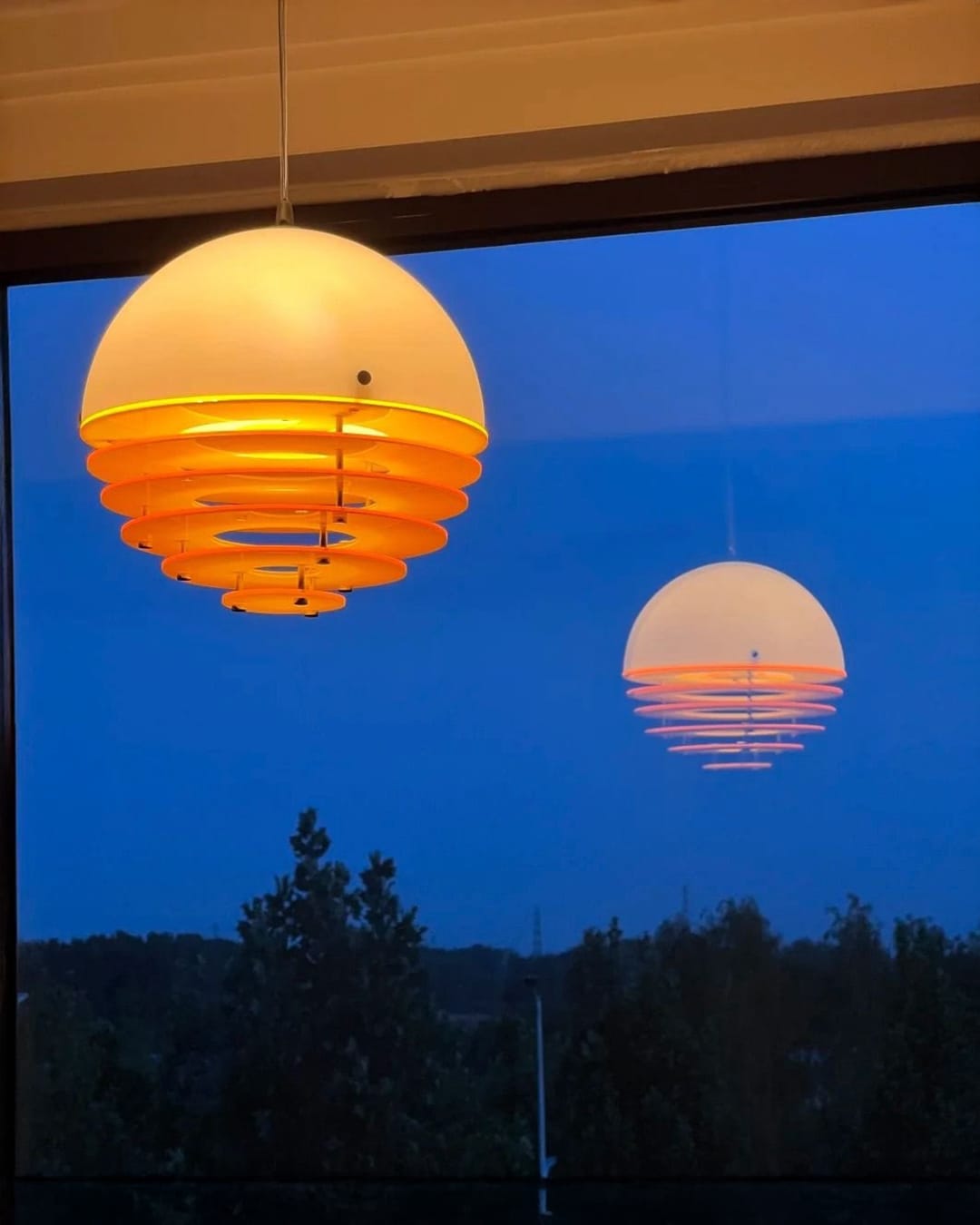 Suspension Sunset – Lampe coucher de soleil design Bauhaus Suspension sunset design effet coucher de soleil lampe LED Bauhaus qui se reflètent dans une vitre