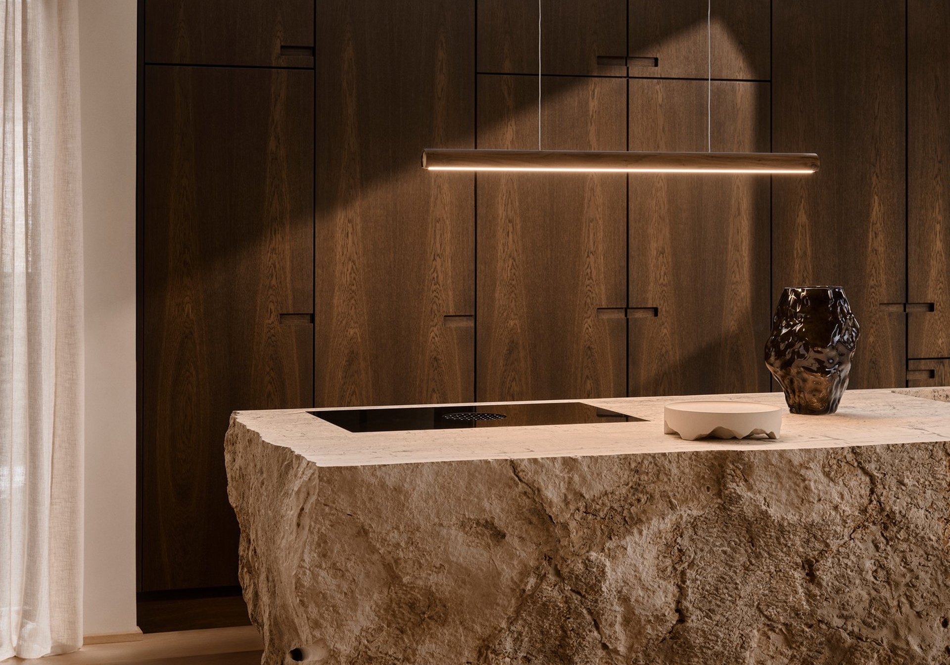 Suspension linéaire Akeno en bois clair et laiton doré au-dessus d'un canapé de salon