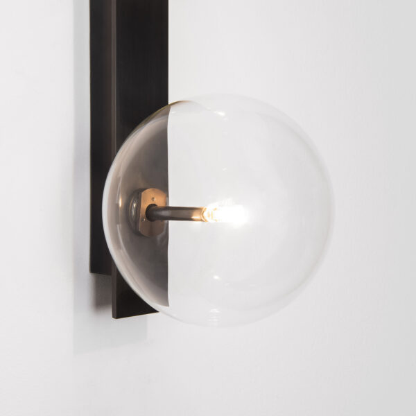 Applique murale Oslo à globes en verre sur structure verticale par Schwung – vue 2