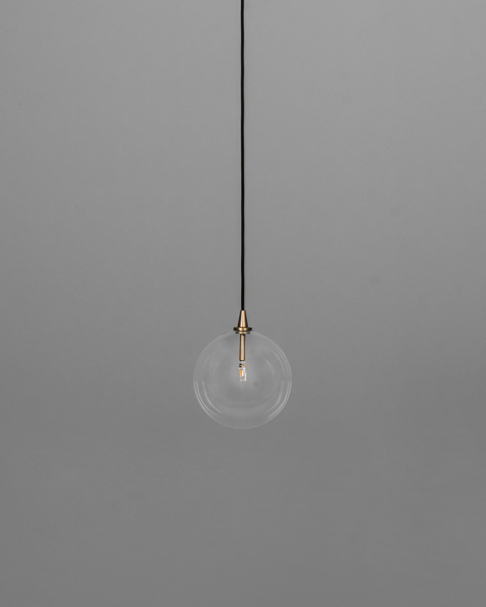Suspension Glass Globe Clear minimaliste en verre transparent par Schwung Suspension Glass Globe Clear minimaliste en verre transparent par Schwung – Image 11