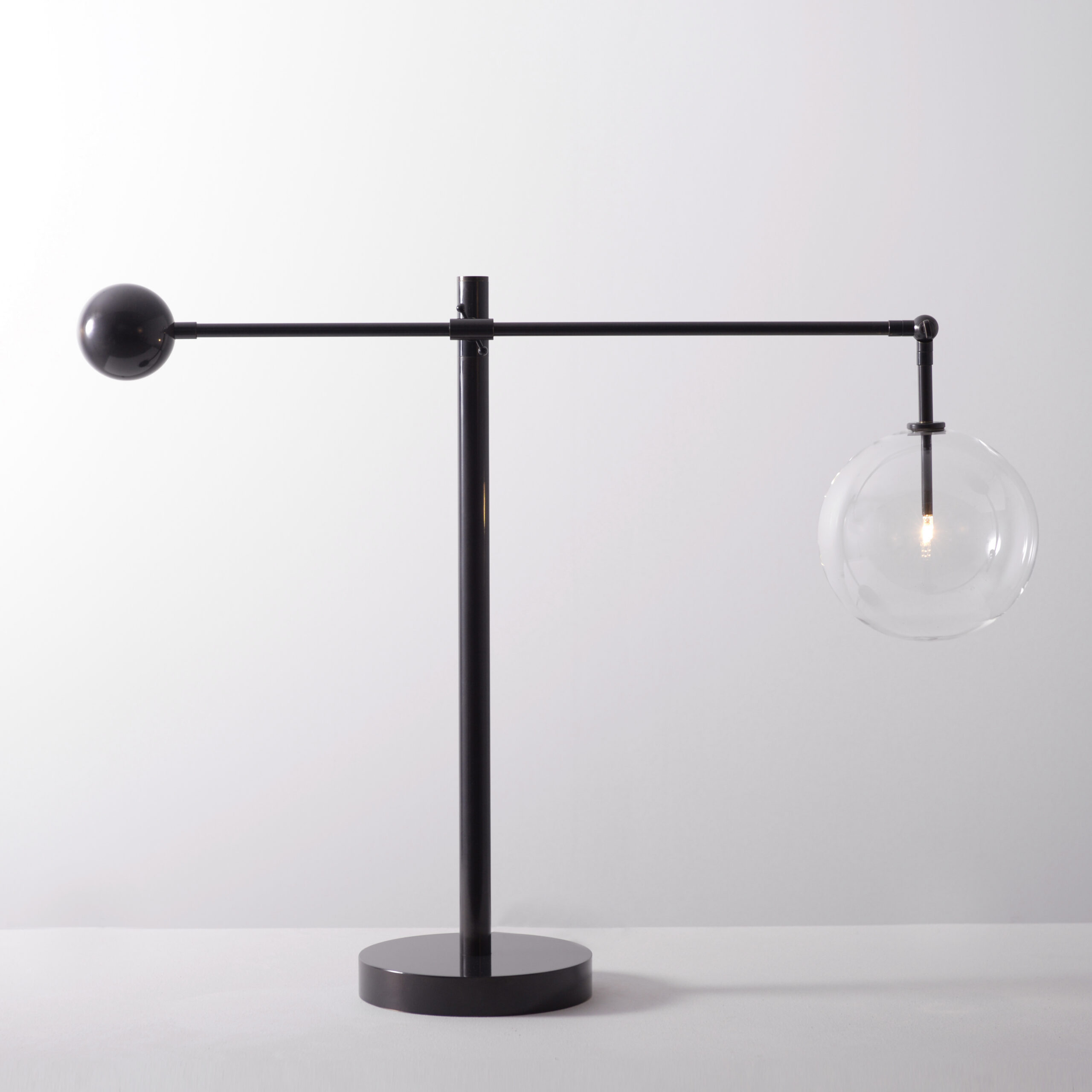 Lampe à poser Milan articulé avec 1 globe en verre par Schwung Lampe à poser Milan articulé avec 1 globe en verre par Schwung – Image 3