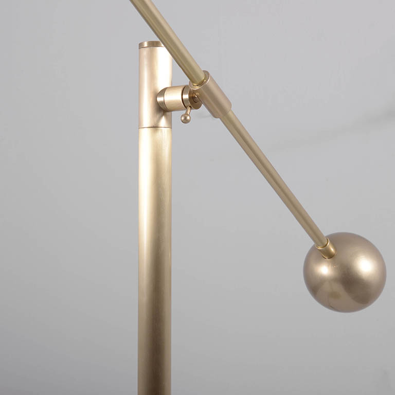 Lampe à poser Milan articulé avec 1 globe en verre par Schwung Lampe à poser Milan articulé avec 1 globe en verre par Schwung – Image 7